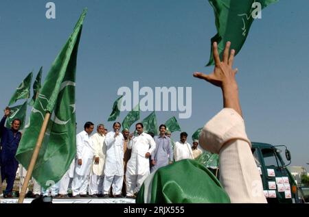 Bildnummer: 52148615  Datum: 05.10.2007  Copyright: imago/Xinhua Anhänger von Präsident Pervez Musharraf (PAK) während einer Demonstration in Islamabad - PUBLICATIONxNOTxINxCHN, Personen; 2007, Islamabad, Einheimischer, Demonstranten,  Demonstrationen , Nationalfahne, Flagge,; , quer, Kbdig, Gruppenbild, Pakistan,  , Gesellschaft Stock Photo