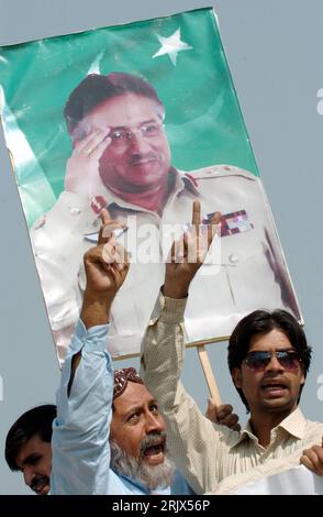 Bildnummer: 52148635  Datum: 06.10.2007  Copyright: imago/Xinhua Anhänger von Präsident Pervez Musharraf (PAK) während einer Demonstration in Islamabad - PUBLICATIONxNOTxINxCHN, Personen , Objekte; 2007, Islamabad, Einheimischer, Demonstranten,  Demonstrationen, Plakat, Plakate,; , hoch, Kbdig, Gruppenbild, close, Pakistan,  , People Stock Photo