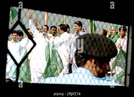 Bildnummer: 52148632  Datum: 05.10.2007  Copyright: imago/Xinhua Anhänger von Präsident Pervez Musharraf (PAK) während einer Demonstration in Islamabad - PUBLICATIONxNOTxINxCHN, Personen; 2007, Islamabad, Einheimischer, Demonstranten,  Demonstrationen,; , quer, Kbdig, Gruppenbild, Pakistan,  , Stock Photo