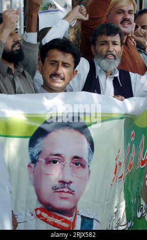 Bildnummer: 52148656  Datum: 06.10.2007  Copyright: imago/Xinhua Anhänger mit einem Plakat von Präsident Pervez Musharraf (PAK) während einer Demonstration in Islamabad - PUBLICATIONxNOTxINxCHN, Personen; 2007, Islamabad, Einheimischer, Pakistani, Demonstranten,  Demonstrationen, Plakat, Plakate,; , hoch, Kbdig, Gruppenbild, Pakistan,  , People Stock Photo