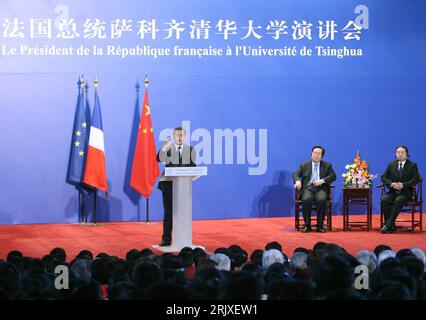 Bildnummer: 52256726  Datum: 27.11.2007  Copyright: imago/Xinhua Präsident Nicolas Sarkozy (re., FRA) während einer Rede vor der Universität Tsinghua in Peking PUBLICATIONxNOTxINxCHN, premiumd; 2007, Peking, Politik, Politiker, Pressetermin, , Le President de la Republique francaise a l Universite de Tsinghua, Gestik, Flagge; , quer, Kbdig, Gruppenbild, Internationale Politik, Politik, China,  , People o0 Personen Stock Photo