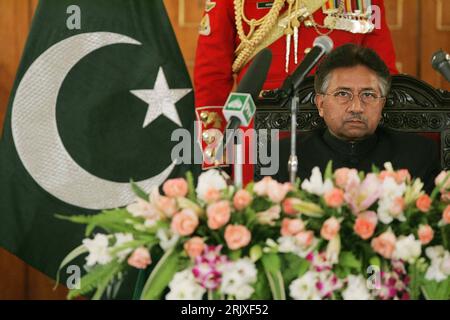 Präsident Pervez Musharraf PAK während seiner Vereidigung als ziviler Präsident und der Abgabe seiner militärischen Ämter ehemaliger Befehlshaber der Streitkräfte in Islamabad  PUBLICATIONxNOTxINxCHN Stock Photo