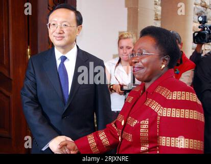 Bildnummer: 52323477  Datum: 07.01.2008  Copyright: imago/Xinhua Außenminister Yang Jiechi (li., China) und Außenministerin Nkosazana Dlamini-Zuma (Südafrika) anlässlich des Besuches Jiechis in Pretoria - PUBLICATIONxNOTxINxCHN, Personen , optimistisch , premiumd; 2008, Pretoria, Pressetermin, Politiker, Politikerin, shakehands, shake hands, lächeln; , quer, Kbdig, Gruppenbild, Internationale Politik, Politik, Randbild, People    Bildnummer 52323477 Date 07 01 2008 Copyright Imago XINHUA Foreign Minister Yang Jiechi left China and Foreign Minister Nkosazana Dlamini Zuma South Africa during the Stock Photo