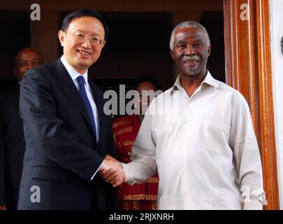 Bildnummer: 52323472  Datum: 07.01.2008  Copyright: imago/Xinhua Außenminister Yang Jiechi (li., China) anlässlich seines Besuches bei Präsident Thabo Mbeki (Südafrika) in Pretoria - PUBLICATIONxNOTxINxCHN, Personen , optimistisch , premiumd; 2008, Pretoria, Pressetermin, Politiker, shakehands, shake hands, lächeln; , quer, Kbdig, Gruppenbild, close, Internationale Politik, Politik, Randbild, People    Bildnummer 52323472 Date 07 01 2008 Copyright Imago XINHUA Foreign Minister Yang Jiechi left China during its Visit at President Thabo Mbeki South Africa in Pretoria PUBLICATIONxNOTxINxCHN Peopl Stock Photo