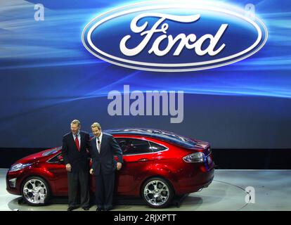 Bildnummer: 52333059  Datum: 13.01.2008  Copyright: imago/Xinhua William Clay Ford Jr. (re., Executive Chairman Ford Motor Corp.) und Alan Mulally (CEO Ford Motor Corp.) auf der 2008 North American International Auto Show - in Detroit - PUBLICATIONxNOTxINxCHN, Personen; 2008, Detroit, Automobilindustrie, Messe, Automesse, Pressetermin, Manager , Unternehmensführung , Auto, Präsentation, Chief Executive Officer; , quer, Kbdig, Gruppenbild, Industrie, Wirtschaft, Schriftzug, Logos, Randbild, People Stock Photo