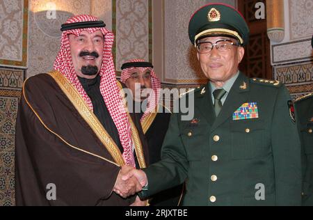 Bildnummer: 52353037  Datum: 22.01.2008  Copyright: imago/Xinhua Kronprinz Sultan bin Abdul Aziz (li., Saudi Arabien) und Verteidigungsminister Cao Gangchuan (China) anlässlich eines Treffens in Riad - PUBLICATIONxNOTxINxCHN, Personen , optimistisch , lächeln,; 2008, Politiker, Politik, , Pressetermin , Treffen, Adel , Prinz, shakehands, shake hands,; , quer, Kbdig, Gruppenbild, close, Internationale Politik, Politik, Randbild, Militaer, Staat, People Abd al Aziz Abdal Abdalaziz ibn Al Saud     52353037 Date 22 01 2008 Copyright Imago XINHUA Crown Prince Sultan am Abdul Aziz left Saudi Arabia Stock Photo