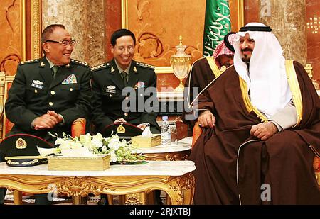 Bildnummer: 52353036  Datum: 22.01.2008  Copyright: imago/Xinhua Kronprinz Sultan bin Abdul Aziz (re., Saudi Arabien) und Verteidigungsminister Cao Gangchuan (li., China) anlässlich eines Treffens in Riad - PUBLICATIONxNOTxINxCHN, Personen , optimistisch; 2008, Politiker, Politik, , Pressetermin , Treffen, Adel , Prinz,; , quer, Kbdig, Gruppenbild, Internationale Politik, Politik, Randbild, Militaer, Staat, People Abd al Aziz Abdal Abdalaziz ibn Al Saud     52353036 Date 22 01 2008 Copyright Imago XINHUA Crown Prince Sultan am Abdul Aziz right Saudi Arabia and Defence Minister Cao Gang Chuan l Stock Photo