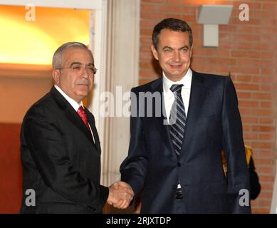 Bildnummer: 52352996  Datum: 22.01.2008  Copyright: imago/Xinhua Premierminister Jose Luis Rodriguez Zapatero (re., Spanien) und Premierminister Salam Fayyad (Palästinensische Autonomiegebiete) anlässlich eines Treffens in Madrid - PUBLICATIONxNOTxINxCHN, premiumd , optimistisch , Personen; 2008, Politiker, Politik, , Pressetermin , shakehands, shake hands, lächeln, Treffen,; , quer, Kbdig, Gruppenbild, close, Internationale Politik, Politik, Randbild, People o0 Palästina o0 Fayad Stock Photo