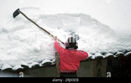 Schnee vom auto räumen -Fotos und -Bildmaterial in hoher Auflösung – Alamy