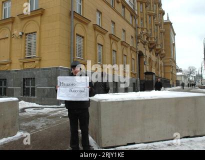 Bildnummer: 52408803  Datum: 17.01.2008  Copyright: imago/Xinhua Mann mit Plakat protestiert gegen die Unabhängigkeit des Kosovo vor der US-Botschaft in Moskau  PUBLICATIONxNOTxINxCHN , Personen; 2008,  Moskau, Russland , premiumd , Protest; , quer, Kbdig, Gruppenbild,  , Polizei, Staat, Politik, Europa o0 Schriftzug, Schriftzeichen, kyrillisch, kyrillische Stock Photo