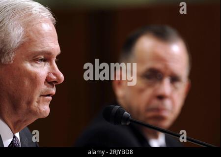 Bildnummer: 52493567  Datum: 10.04.2008  Copyright: imago/Xinhua Verteidigungsminister Robert Gates (li., USA) und Admiral Michael Mullen (Chairman Joint Chiefs of Staff) anlässlich einer Anhörung vor dem Senate Armed Services Committee in Washington PUBLICATIONxNOTxINxCHN, Personen , premiumd; 2008, Washington, Pressetermin,  Politik; , quer, Kbdig, Gruppenbild, close, Randbild, Militaer, Staat, People Stock Photo