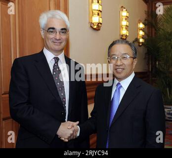 Bildnummer: 52499820  Datum: 14.04.2008  Copyright: imago/Xinhua Dai Bingguo (re., China/Staatssekretär) und Alistair Darling (Großbritannien British Chancellor of the Exchequer) anlässlich eines Treffens in Peking - PUBLICATIONxNOTxINxCHN, Personen; 2008, Peking, China, Politik, premiumd,; , quer, Kbdig, Gruppenbild, close, Randbild, People Stock Photo