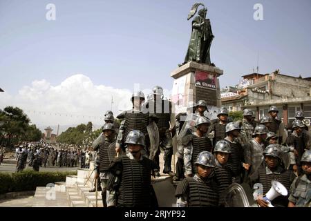 Bildnummer: 52557565  Datum: 29.05.2008  Copyright: imago/Xinhua Polizisten bewachen der Narayanhiti Königpalast  in Kathmandu - Abschaffung der Monarchie und Ausrufung der Demokratischen Bundesrepublik Nepal   PUBLICATIONxNOTxINxCHN , Personen; 2008,  Kathmandu , Nepal , Proklamation,  , premiumd , Highlight; , quer, Kbdig, Totale,  , Polizei, Staat, Politik, Asien, Republik o0 Demokratische    Bildnummer 52557565 Date 29 05 2008 Copyright Imago XINHUA Policemen guard the Narayanhiti Royal palace in Kathmandu Abolition the Monarchy and Proclamation the Democratic Federal Nepal PUBLICATIONxNOT Stock Photo