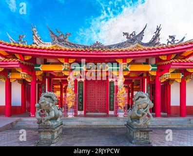 nagasaki, kyushu - dec 13 2022: Red gate of the Japanese Confucius Shrine called Kōshi-byō adorned with golden dragons and fenghuang phoenix Stock Photo