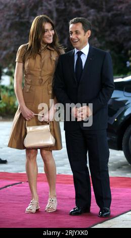 Bildnummer: 52589929  Datum: 22.06.2008  Copyright: imago/Xinhua Präsident Nicolas Sarkozy (re., Frankreich) mit Ehefrau Carla Bruni anlässlich seines Staatsbesuches in Jerusalem PUBLICATIONxNOTxINxCHN, Personen , Highlight , premiumd , optimistisch , Freude; 2008, Jerusalem, Politik; , hoch, Kbdig, Gruppenbild, Randbild, People    Bildnummer 52589929 Date 22 06 2008 Copyright Imago XINHUA President Nicolas Sarkozy right France with Wife Carla Bruni during its State visit in Jerusalem PUBLICATIONxNOTxINxCHN People Highlight premiumd optimistic happiness 2008 Jerusalem politics vertical Kbdig G Stock Photo