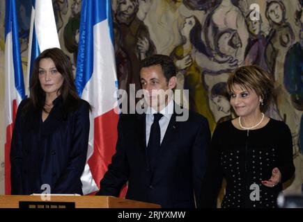 Bildnummer: 52589930  Datum: 23.06.2008  Copyright: imago/Xinhua Präsident Nicolas Sarkozy (Mitte, Frankreich) mit Ehefrau Carla Bruni (li.) und Knessetsprecherin Dalia Itzik (Israel) anlässlich seines Staatsbesuches in Jerusalem PUBLICATIONxNOTxINxCHN, Personen , premiumd , Highlight; 2008, Jerusalem, Politik; , quer, Kbdig, Gruppenbild, Randbild, People    Bildnummer 52589930 Date 23 06 2008 Copyright Imago XINHUA President Nicolas Sarkozy centre France with Wife Carla Bruni left and Knesset speaker Dalia Itzik Israel during its State visit in Jerusalem PUBLICATIONxNOTxINxCHN People premiumd Stock Photo