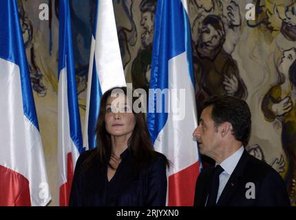 Bildnummer: 52589933  Datum: 23.06.2008  Copyright: imago/Xinhua Präsident Nicolas Sarkozy (re., Frankreich) mit Ehefrau Carla Bruni anlässlich seines Staatsbesuches in Jerusalem PUBLICATIONxNOTxINxCHN, Personen , premiumd , Highlight; 2008, Jerusalem, Politik; , quer, Kbdig, Gruppenbild, close, Randbild, People    Bildnummer 52589933 Date 23 06 2008 Copyright Imago XINHUA President Nicolas Sarkozy right France with Wife Carla Bruni during its State visit in Jerusalem PUBLICATIONxNOTxINxCHN People premiumd Highlight 2008 Jerusalem politics horizontal Kbdig Group photo Close Edge image Celebrit Stock Photo