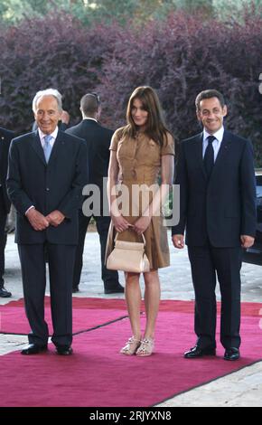 Bildnummer: 52589936  Datum: 22.06.2008  Copyright: imago/Xinhua Präsident Nicolas Sarkozy (re., Frankreich) mit Ehefrau Carla Bruni (Mitte) und Präsident Shimon Peres anlässlich seines Staatsbesuches in Jerusalem PUBLICATIONxNOTxINxCHN, Personen , optimistisch , Freude; 2008, Jerusalem, Politik; , hoch, Kbdig, Gruppenbild, Randbild, People    Bildnummer 52589936 Date 22 06 2008 Copyright Imago XINHUA President Nicolas Sarkozy right France with Wife Carla Bruni centre and President Shimon Peres during its State visit in Jerusalem PUBLICATIONxNOTxINxCHN People optimistic happiness 2008 Jerusale Stock Photo