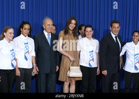 Bildnummer: 52589937  Datum: 22.06.2008  Copyright: imago/Xinhua Präsident Nicolas Sarkozy (re., Frankreich) mit Ehefrau Carla Bruni (Mitte) und Präsident Shimon Peres (Israel) anlässlich seines Staatsbesuches in Jerusalem PUBLICATIONxNOTxINxCHN, Personen , optimistisch , Freude; 2008, Jerusalem, Politik; , quer, Kbdig, Gruppenbild, Randbild, People    Bildnummer 52589937 Date 22 06 2008 Copyright Imago XINHUA President Nicolas Sarkozy right France with Wife Carla Bruni centre and President Shimon Peres Israel during its State visit in Jerusalem PUBLICATIONxNOTxINxCHN People optimistic happine Stock Photo