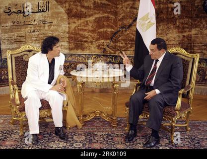 Bildnummer: 52603493  Datum: 03.07.2008  Copyright: imago/Xinhua Präsident Hosni Mubarak (Ägypten) und Staatschef Muammar Gaddafi (li., Libyen) während eines Treffens in Kairo - PUBLICATIONxNOTxINxCHN , Personen; 2008, premiumd, , Politik, Pressetermin, Kairo; , quer, Kbdig, Gruppenbild, Randbild, People    Bildnummer 52603493 Date 03 07 2008 Copyright Imago XINHUA President Hosni Mubarak Egypt and Head of State Muammar Gaddafi left Libya during a Meeting in Cairo PUBLICATIONxNOTxINxCHN People 2008 premiumd politics Press call Cairo horizontal Kbdig Group photo Edge image Celebrities Stock Photo