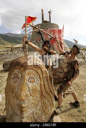 Bildnummer: 52611209  Datum: 06.07.2008  Copyright: imago/Xinhua Männer der Kazak-Volksgruppe historischen Kostümen führen eine traditionelle Opferzeremonie in Barkol, China vor - PUBLICATIONxNOTxINxCHN, Personen; 2008, Barkol, China , Land, Leute , Tradition; , hoch, Kbdig, Gruppenbild,  , Reisen, Asien    Bildnummer 52611209 Date 06 07 2008 Copyright Imago XINHUA Men the Kazak Ethnic group Historical Costumes lead a traditional Victims ceremony in Barkol Kazakh Autonomous County China before PUBLICATIONxNOTxINxCHN People 2008 Barkol Kazakh Autonomous County China Country People Tradition ver Stock Photo