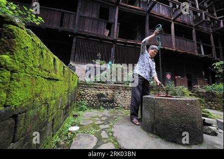 Bildnummer: 52624703  Datum: 12.07.2008  Copyright: imago/Xinhua Anwohner beim Wasserholen aus einem Brunnen im Tulou - Wuyunlou - in Yongding - China - PUBLICATIONxNOTxINxCHN, Personen , Highlight; 2008, Yongding, Nanjing, Fujian, China, Chinese,  Land, Leute; , quer, Kbdig, Einzelbild,  , Reisen, Asien    Bildnummer 52624703 Date 12 07 2008 Copyright Imago XINHUA Local residents the Fetching water out a Wells in Tulou  in Yongding China PUBLICATIONxNOTxINxCHN People Highlight 2008 Yongding Nanjing Fujian China Chinese Country People horizontal Kbdig Single Travel Asia Stock Photo