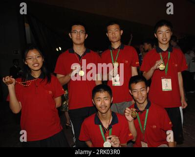 Bildnummer: 52625433  Datum: 21.07.2008  Copyright: imago/Xinhua Gewinner vom Chinesischen Team - v.l.n.r.: Chen Zhuo,  Zhang Cheng, Wu Tianqi, Wei Dongyi, Zhang Ruixiang und Mou Xiaosheng während der 49. Internationalen Mathematik Olympiade in Madrid - PUBLICATIONxNOTxINxCHN, Personen; 2008, Madrid, Spanien, China, IMO, Internationale Mathematikolympiade; , quer, Kbdig, Gruppenbild,  ,    Bildnummer 52625433 Date 21 07 2008 Copyright Imago XINHUA Winner of Chinese Team V l n r Chen Zhuo Zhang Cheng Wu Tianqi Emperor Wei Dongyi Zhang Ruixiang and Mou Xiao Sheng during the 49 International Math Stock Photo