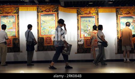 Bildnummer: 52660166  Datum: 14.08.2008  Copyright: imago/Xinhua Ausstellung von Thangka (tibetische Rollbilder) mit dem  mythischen König Gesar in Peking PUBLICATIONxNOTxINxCHN , Personen; 2008, Peking , China , Touristen, Besucher , Rollbild; , quer, Kbdig, Gruppenbild, Malerei, Kunst, Buddhismus, Religion,  ,  , Asien o0 Tourist    Bildnummer 52660166 Date 14 08 2008 Copyright Imago XINHUA Exhibition from Thangka Tibetan Roll images with the mythical King Gesar in Beijing PUBLICATIONxNOTxINxCHN People 2008 Beijing China Tourists Visitors Roll image horizontal Kbdig Group photo Painting Art Stock Photo