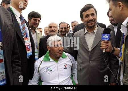 Bildnummer: 52683585  Datum: 06.09.2008  Copyright: imago/Xinhua Präsident Mahmoud Ahmadinejad (re., Iran) zusammen mit dem Iranischen Athleten Mohammadreza Mirzaei Jaberi (Mitte) anlässlich der Paralympics 2008 in Peking - PUBLICATIONxNOTxINxCHN, Personen; 2008, Peking, Paralympische Sommerspiele, , Pressetermin, Politik, premiumd; , quer, Kbdig, Gruppenbild, Randbild, People    Bildnummer 52683585 Date 06 09 2008 Copyright Imago XINHUA President Mahmoud Ahmadinejad right Iran together with the Iranian Athletes Mohammad Reza Mirzaei Jaberi centre during the Paralympics 2008 in Beijing PUBLICA Stock Photo