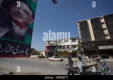 Bildnummer: 52687131  Datum: 08.09.2008  Copyright: imago/Xinhua Einheimische neben einem Plakat mit dem Konterfei von Präsident Asif Ali Zardari in den Straßen von Rawalpindi - PUBLICATIONxNOTxINxCHN , Personen; 2008, Rawalpindi, Pakistan, Politik, premiumd; , quer, Kbdig, Totale,  ,  , Asien    Bildnummer 52687131 Date 08 09 2008 Copyright Imago XINHUA Locals next to a Billboard with the Picture from President Asif Ali Zardari in the Roads from Rawalpindi PUBLICATIONxNOTxINxCHN People 2008 Rawalpindi Pakistan politics premiumd horizontal Kbdig long shot Asia Stock Photo