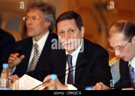 Bildnummer: 52751548  Datum: 27.10.2008  Copyright: imago/Xinhua Vizepremierminister Alexander Zhukov (Mitte, Russland) anlässlich der 12. Konferenz der Premierminister von China und Russland in Moskau - PUBLICATIONxNOTxINxCHN , Personen; 2008, Moskau, Pressekonferenz, Pressetermin, Politik; , quer, Kbdig, Gruppenbild, Privatbild,    Bildnummer 52751548 Date 27 10 2008 Copyright Imago XINHUA Deputy Prime Minister Alexander Zhukov centre Russia during the 12 Conference the Prime Minister from China and Russia in Moscow PUBLICATIONxNOTxINxCHN People 2008 Moscow Press conference Press call politi Stock Photo