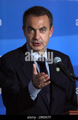 Bildnummer: 52756754  Datum: 31.10.2008  Copyright: imago/Xinhua Premierminister Jose Luis Rodriguez Zapatero (Spanien) anlässlich einer Pressekonferenz während des - 18. Iberoamerika-Gipfels - in San Salvador - PUBLICATIONxNOTxINxCHN, Personen; 2008, San Salvador, Politik, Treffen, Gipfel, Lateinamerika, premiumd, Ibero, Amerika, Pressetermin; , hoch, Kbdig, Einzelbild, close, Randbild, People    Bildnummer 52756754 Date 31 10 2008 Copyright Imago XINHUA Prime Minister Jose Luis Rodriguez Zapatero Spain during a Press conference during the 18 Ibero Summit in San Salvador PUBLICATIONxNOTxINxCH Stock Photo