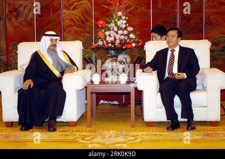 Bildnummer: 52758164  Datum: 02.11.2008  Copyright: imago/Xinhua Vizepremierminister Zhang Dejiang (re., China) und Premierminister Sheikh Khalifa bin Salman al-Khalifa (Bahrain) in Nanjing - PUBLICATIONxNOTxINxCHN, Personen; 2008, Nanjing, Politik, Pressetermin; , quer, Kbdig, Gruppenbild, Randbild, People    Bildnummer 52758164 Date 02 11 2008 Copyright Imago XINHUA Deputy Prime Minister Zhang Dejiang right China and Prime Minister Sheikh Khalifa am Salman Al Khalifa Bahrain in Nanjing PUBLICATIONxNOTxINxCHN People 2008 Nanjing politics Press call horizontal Kbdig Group photo Edge image Cele Stock Photo