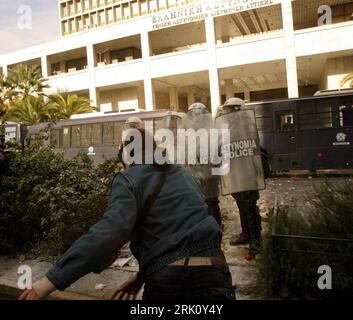 Bildnummer: 52815298  Datum: 15.12.2008  Copyright: imago/Xinhua Autonomer wirft in Athen einen Mehlbeutel auf Bereitschaftspolizisten - die landesweiten Ausschreitungen nach dem gewaltsamen Tod des Schülers Alexandros-Andreas Grigoropoulos durch einen Polizisten halten an - PUBLICATIONxNOTxINxCHN, Personen; 2008, Athen, Griechenland, Politik, Proteste, Demo, Demonstrant, Teilnehmer, Autonome, Polizist, Krawalle, Unruhen, Protestaktion, Polizeieinsatz, premiumd; , quer, Kbdig, Gruppenbild,  , Polizei, Staat, Gesellschaft, Europa    Bildnummer 52815298 Date 15 12 2008 Copyright Imago XINHUA Aut Stock Photo