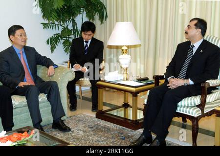 Bildnummer: 52828331  Datum: 29.12.2008  Copyright: imago/Xinhua Premierminister Syed Yousuf Raza Gilani (re., Pakistan) und Vizeaußenminister He Yafei (li., China) während eines Treffens in Islamabad - PUBLICATIONxNOTxINxCHN, Personen , premiumd; 2008, Islamabad, Pressetermin , Politik; , quer, Kbdig, Gruppenbild, Randbild, People    Bildnummer 52828331 Date 29 12 2008 Copyright Imago XINHUA Prime Minister Syed Yousuf Raza Gilani right Pakistan and Vice-Foreign Minister he Yafei left China during a Meeting in Islamabad PUBLICATIONxNOTxINxCHN People premiumd 2008 Islamabad Press call politics Stock Photo