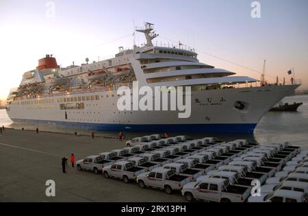 Bildnummer: 52848152  Datum: 14.01.2009  Copyright: imago/Xinhua Japanisches Kreuzfahrtschiff - Fuji Maru - ankert im Hafen von Tianjin in China - PUBLICATIONxNOTxINxCHN  , Objekte , Personen , Landschaft; 2009, Tianjin, China, Japan, Kreuzfahrt, Schiff, Auto; , quer, Kbdig, Einzelbild, Meer, Küste,  , Schifffahrt, Verkehr,  , Asien    Bildnummer 52848152 Date 14 01 2009 Copyright Imago XINHUA Japanese Cruise ship Fuji Maru anchor in Port from Tianjin in China PUBLICATIONxNOTxINxCHN Objects People Landscape 2009 Tianjin China Japan Cruise Ship Car horizontal Kbdig Single Sea Coast Shipping Tra Stock Photo