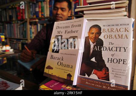 Bildnummer: 52858786  Datum: 23.01.2009  Copyright: imago/Xinhua Bücher Barack Obamas in einem Buchladen in Dhaka - Bangladesch PUBLICATIONxNOTxINxCHN, Objekte , premiumd; 2009, Buch, Schriftzug, Dreams from My Father, The Audacity of Hope, Auslagen, Angebot, Obama; , quer, Kbdig, Gruppenbild,  ,  , Asien o0 Politik    Bildnummer 52858786 Date 23 01 2009 Copyright Imago XINHUA Books Barack Obamas in a Book store in Dhaka Bangladesh PUBLICATIONxNOTxINxCHN Objects premiumd 2009 Book emblem Dreams from My Father The Audacity of Hope Expenses Quote Obama horizontal Kbdig Group photo Asia o0 politi Stock Photo