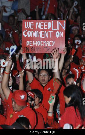 Bildnummer: 52909963  Datum: 26.02.2009  Copyright: imago/Xinhua Anhänger des ehemaligen Ministerpräsidenten Thaksin Shinawatra protestieren vor dem Regierungssitz in Bangkok - PUBLICATIONxNOTxINxCHN, Personen , Objekte; 2009, Bangkok, Thailand, Demo, Demonstrant, Proteste, Protestkundgebung, Teilnehmer, Transparent, nachts, premiumd; , hoch, Kbdig, Gruppenbild,  , Gesellschaft, Asien, Politik    Bildnummer 52909963 Date 26 02 2009 Copyright Imago XINHUA Trailers the former Prime Minister Thaksin Shinawatra Protest before the Seat of government in Bangkok PUBLICATIONxNOTxINxCHN People Objects Stock Photo