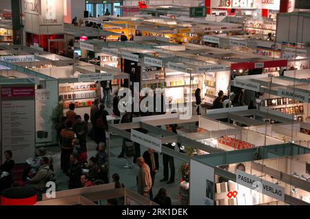 Bildnummer: 52912007  Datum: 20.11.2008  Copyright: imago/Xinhua Messestände auf der Buchmesse - Buch Wien 08 - in Wien PUBLICATIONxNOTxINxCHN, Gebäude, innen, Innenansicht; 2008, Wien, Österreich, Messe, Stand, Messestand; , quer, Kbdig, Totale,  ,  , Europa o0 Wirtschaft    Bildnummer 52912007 Date 20 11 2008 Copyright Imago XINHUA Exhibition stands on the Book Fair Book Vienna 08 in Vienna PUBLICATIONxNOTxINxCHN Building indoors Interior view 2008 Vienna Austria trade Fair stand Stand horizontal Kbdig long shot Europe o0 Economy Stock Photo