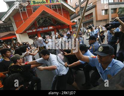 Bildnummer: 52945695  Datum: 24.03.2009  Copyright: imago/Xinhua Polizisten und Demonstranten vor der US-Botschaft in Manila, Philippinen PUBLICATIONxNOTxINxCHN, Personen; 2009, Manila, premiumd, Demonstrationen, Protest; , quer, Kbdig, Totale,  , Polizei, Staat, Gesellschaft, Asien, o0 Protest gegen die Stationierung amerikanischer Truppen auf den Philippinen, Ausschreitungen    Bildnummer 52945695 Date 24 03 2009 Copyright Imago XINHUA Policemen and Demonstrators before the U.S. Embassy in Manila Philippines PUBLICATIONxNOTxINxCHN People 2009 Manila premiumd Demonstrations Protest horizontal Stock Photo