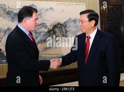 Bildnummer: 52947494  Datum: 26.03.2009  Copyright: imago/Xinhua Vizepremierminister Zhang Dejiang (re., China) und Michael Dell (Gründer und Vorstandsvorsitzender Dell Inc.) während eines Treffens in Peking - PUBLICATIONxNOTxINxCHN, Personen; 2009, Peking, Politik, Wirtschaft, Gestik, shakehands, premiumd, Pressetermin; , quer, Kbdig, Gruppenbild, close, Randbild, People    Bildnummer 52947494 Date 26 03 2009 Copyright Imago XINHUA Deputy Prime Minister Zhang Dejiang right China and Michael Dell Founder and CEO Dell INC during a Meeting in Beijing PUBLICATIONxNOTxINxCHN People 2009 Beijing po Stock Photo