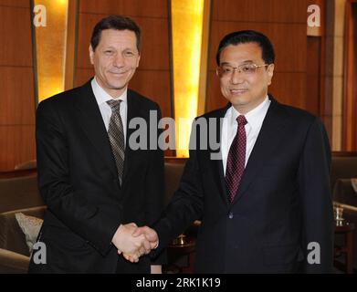 Bildnummer: 52949374  Datum: 27.03.2009  Copyright: imago/Xinhua Vizepremierminister Alexander Zhukov (li., Russland) und Vizepremierminister Li Keqiang (China) anlässlich eines Treffens in Peking - PUBLICATIONxNOTxINxCHN , Personen; 2009, Peking, Pressetermin, Politik, shakehands; , quer, Kbdig, Gruppenbild, close, Randbild, People    Bildnummer 52949374 Date 27 03 2009 Copyright Imago XINHUA Deputy Prime Minister Alexander Zhukov left Russia and Deputy Prime Minister left Keqiang China during a Meeting in Beijing PUBLICATIONxNOTxINxCHN People 2009 Beijing Press call politics Shake Hands hori Stock Photo