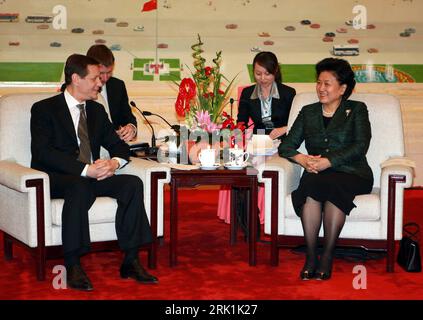 Bildnummer: 52949386  Datum: 27.03.2009  Copyright: imago/Xinhua Vizepremierminister Alexander Zhukov (li., Russland) und Staatsrätin Liu Yandong (re., China) anlässlich eines Treffens in Peking - PUBLICATIONxNOTxINxCHN , Personen; 2009, Peking, Pressetermin, Politik; , quer, Kbdig, Gruppenbild, Randbild, People    Bildnummer 52949386 Date 27 03 2009 Copyright Imago XINHUA Deputy Prime Minister Alexander Zhukov left Russia and Staatsrätin Liu Yandong right China during a Meeting in Beijing PUBLICATIONxNOTxINxCHN People 2009 Beijing Press call politics horizontal Kbdig Group photo Edge image Ce Stock Photo