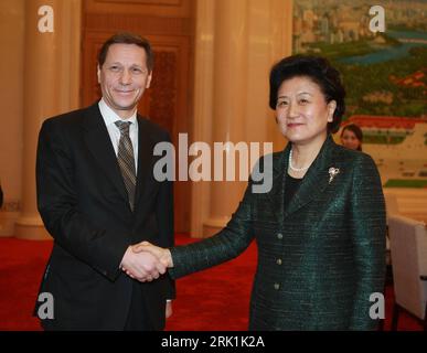 Bildnummer: 52949388  Datum: 27.03.2009  Copyright: imago/Xinhua Vizepremierminister Alexander Zhukov (li., Russland) und Staatsrätin Liu Yandong (re., China) anlässlich eines Treffens in Peking - PUBLICATIONxNOTxINxCHN , Personen; 2009, Peking, Pressetermin, Politik, shakehands; , quer, Kbdig, Gruppenbild, close, Randbild, People    Bildnummer 52949388 Date 27 03 2009 Copyright Imago XINHUA Deputy Prime Minister Alexander Zhukov left Russia and Staatsrätin Liu Yandong right China during a Meeting in Beijing PUBLICATIONxNOTxINxCHN People 2009 Beijing Press call politics Shake Hands horizontal Stock Photo