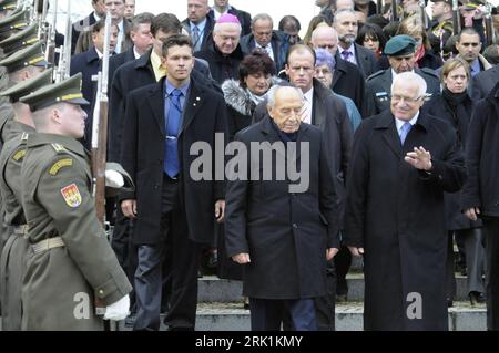 Bildnummer: 52953724  Datum: 30.03.2009  Copyright: imago/Xinhua Präsident Vaclav Klaus (re., Tschechien) und Präsident Shimon Peres (vorn li., Israel) während eines Treffens in Prag - PUBLICATIONxNOTxINxCHN , Personen; 2009, premiumd, Prag, Politik; , quer, Kbdig, Gruppenbild, Randbild, People    Bildnummer 52953724 Date 30 03 2009 Copyright Imago XINHUA President Vaclav Klaus right The Czech Republic and President Shimon Peres front left Israel during a Meeting in Prague PUBLICATIONxNOTxINxCHN People 2009 premiumd Prague politics horizontal Kbdig Group photo Edge image Celebrities Stock Photo