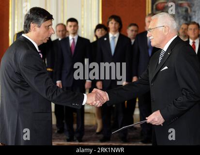 Bildnummer: 52967361  Datum: 09.04.2009  Copyright: imago/Xinhua Präsident Vaclav Klaus (re., Tschechien) mit Jan Fischer (Tschechien/Leiter Übergangsregierung) in Prag - PUBLICATIONxNOTxINxCHN, Personen , premiumd; 2009, Prag, Politik, Pressetermin, Gestik, shake hands, shakehands; , quer, Kbdig, Gruppenbild, close,  , People    Bildnummer 52967361 Date 09 04 2009 Copyright Imago XINHUA President Vaclav Klaus right The Czech Republic with Jan Fischer The Czech Republic Leader Transitional government in Prague PUBLICATIONxNOTxINxCHN People premiumd 2009 Prague politics Press call Gesture Shake Stock Photo