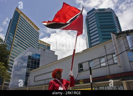 Bildnummer: 52977216  Datum: 17.04.2009  Copyright: imago/Xinhua Einheimischer mit der Flagge Trinidads und Tobagos während des 5. Summit of the Americas (OAS-Gipfel der Staaten Nord- und Südamerikas) in Port of Spain - PUBLICATIONxNOTxINxCHN, Personen , Objekte; 2009, Port of Spain, Trinidad Tobago, Politik, Pressetermin, Gipfel, Gipfeltreffen, Amerika, Amerikagipfel, Fifth, 5th, Nationalflagge; , quer, Kbdig, Einzelbild, close,  , Gesellschaft, Mittelamerika    Bildnummer 52977216 Date 17 04 2009 Copyright Imago XINHUA Native with the Flag  and  during the 5 Summit of The Americas Oas Summit Stock Photo