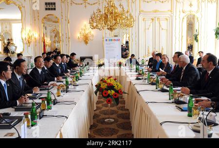 Bildnummer: 53022364  Datum: 20.05.2009  Copyright: imago/Xinhua V.l.n.r.: Premierminister Wen Jiabao (3.v.l., China), Präsident Vaclav Klaus (2.v.r., Tschechien) und Jose Manuel Barroso (3.v.r., Portugal/Präsident Europäische Kommission) während des EU-China-Gipfels in Prag - PUBLICATIONxNOTxINxCHN, Personen , premiumd; 2009, Politik, Gipfel, Gipfeltreffen; , quer, Kbdig, Totale, Randbild, People    Bildnummer 53022364 Date 20 05 2009 Copyright Imago XINHUA V l n r Prime Minister Wen Jiabao 3 V l China President Vaclav Klaus 2 V r The Czech Republic and Jose Manuel Barroso 3 V r Portugal Pres Stock Photo