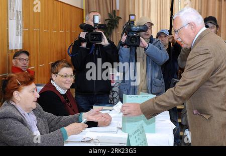 Bildnummer: 53067910  Datum: 06.06.2009  Copyright: imago/Xinhua Präsident Vaclav Klaus (re., Tschechien) bei der Stimmabgabe während der Europawahl in Prag - PUBLICATIONxNOTxINxCHN, Personen; 2009, Prag, Politik, Wahlen, Pressetermin; , quer, Kbdig, Gruppenbild, Randbild, People    Bildnummer 53067910 Date 06 06 2009 Copyright Imago XINHUA President Vaclav Klaus right The Czech Republic at the Votes during the European elections in Prague PUBLICATIONxNOTxINxCHN People 2009 Prague politics Choose Press call horizontal Kbdig Group photo Edge image Celebrities Stock Photo