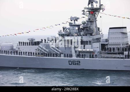 Bildnummer: 53153637  Datum: 23.04.2009  Copyright: imago/Xinhua  The Indian destroyer D62 Mumbai is seen during an international fleet review kbdig   der Indischer Zerstörer D62 Mumbai liegt gesehen anläßlich  Internationale Fleet Schau Marine Schiff, Kriegsschiff, Militaer, Staat quer    Bildnummer 53153637 Date 23 04 2009 Copyright Imago XINHUA The Indian Destroyer D62 Mumbai IS Lakes during to International Fleet REVIEW Kbdig the Indian Destroyer D62 Mumbai is seen during International Fleet Review Navy Ship Warship Military State horizontal Stock Photo